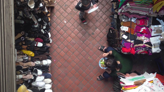 越南河内东轩市场。服装市场摊位正上方高角度观看视频素材