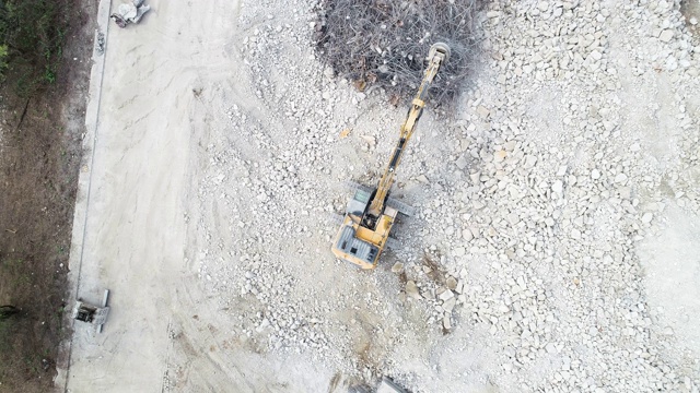 大型拆除工地上的挖掘机和施工车辆视频素材