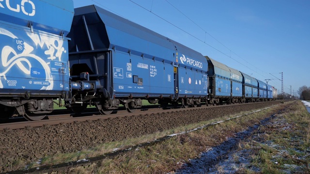 在奥斯纳布吕克和汉诺威之间的PKP货运列车视频下载
