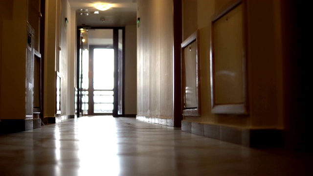 POV走过酒店走廊，低角度POV视频素材