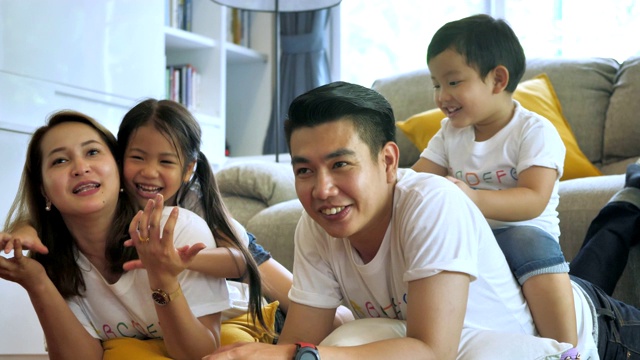 快乐的家庭，女儿和儿子一起在家里玩视频素材