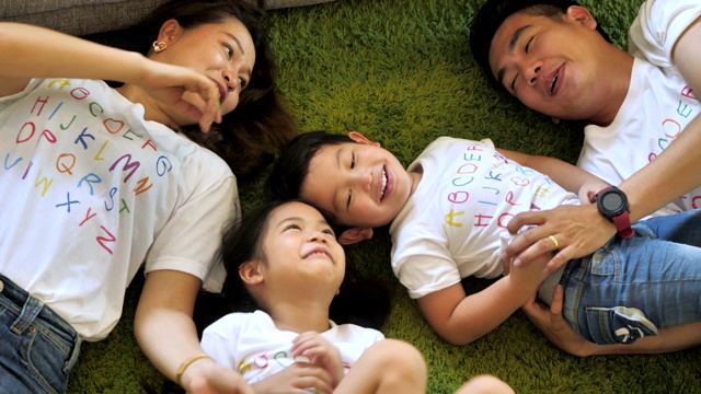快乐的家庭，女儿和儿子一起在家里玩视频素材