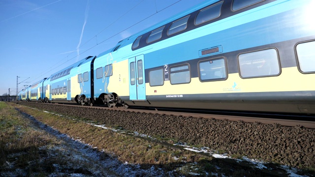 位于奥斯纳布吕克和汉诺威之间的威斯特法伦铁路的双层列车视频下载