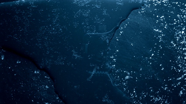 黑色背景上融化的冰的特写视频素材