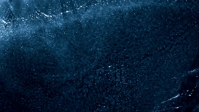 黑色背景上融化的冰的特写视频素材