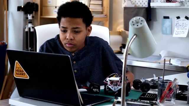 十几岁的男孩在家里组装机器人视频素材