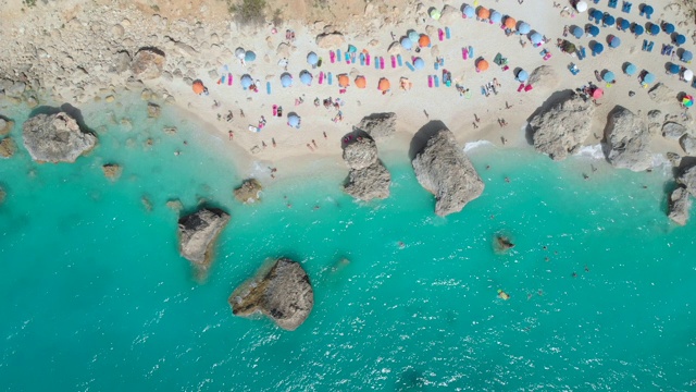 图片:人们在地中海风景优美的沙滩上玩耍视频素材
