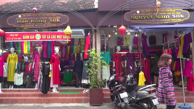 范福丝绸村的服装店。河内,越南视频下载