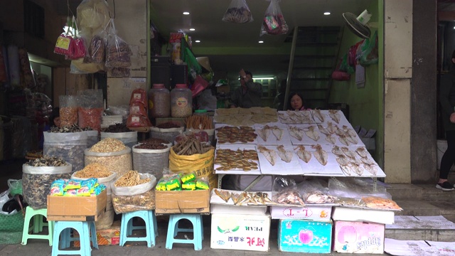 越南河内的干鱼店。梭Thuat市场视频素材