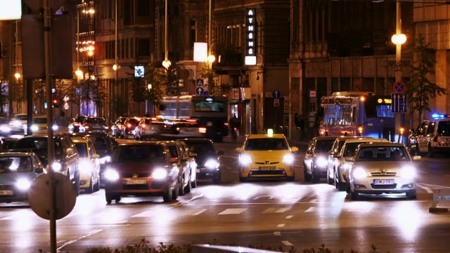 首都夜间的交通状况视频素材