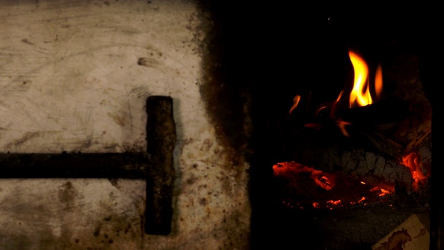 木头在炉子里燃烧着火视频素材