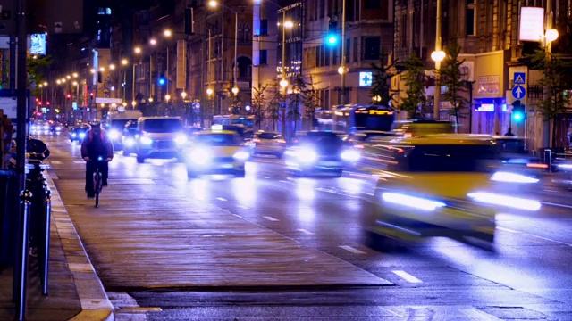 首都夜间的交通状况视频素材