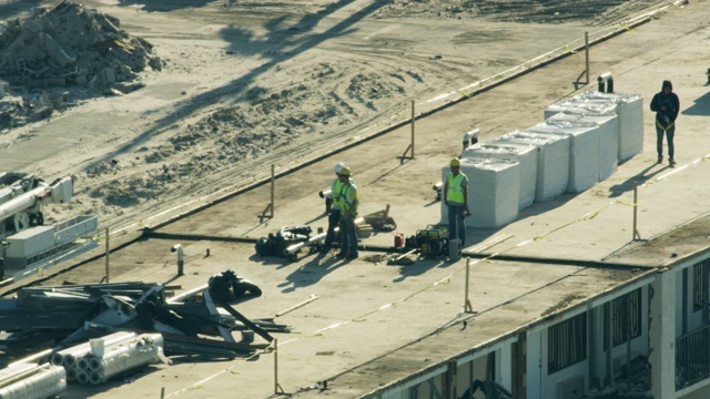 鸟瞰图施工队正在修复被飓风破坏的酒店视频下载