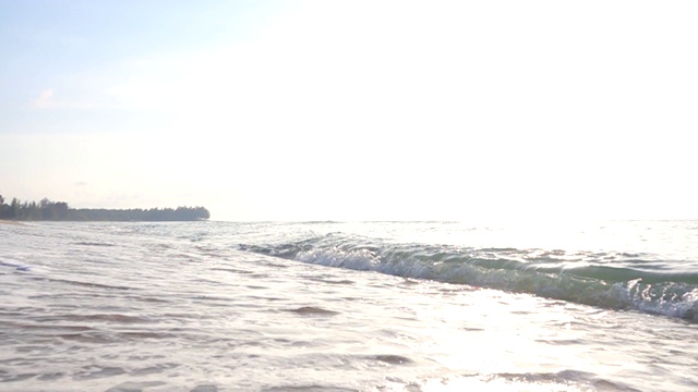 慢动作海浪卷起白色沙滩。视频素材