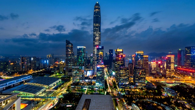 深圳现代建筑天际线从黄昏到夜晚的延时/中国深圳。视频素材