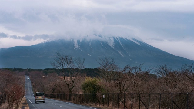 时间流逝云移过日本静冈县富士山峰视频素材