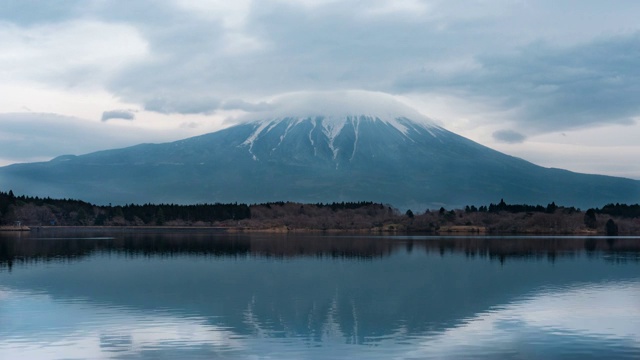 从日本静冈县藤宫的田uki湖看富士山的时间流逝视频素材