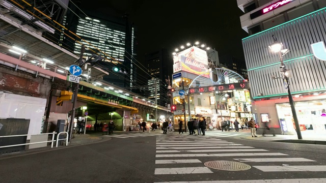 4K时间推移-放大步行街在新桥市场与火车和汽车运输背景-日本东京视频素材