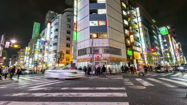 4K时间推移-放大中心的Shimbashi十字路口人行横道-日本东京视频素材
