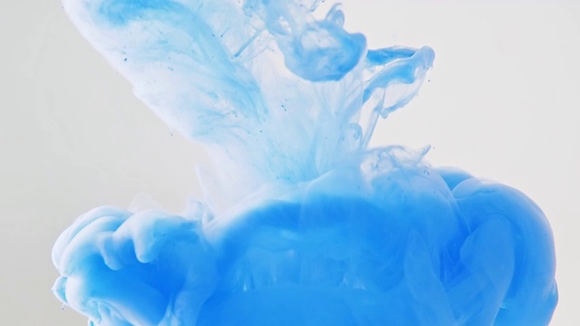 蓝墨水落进水里，近景。抽象的背景。丙烯酸在液体中旋转。一滴油漆溶于水。抽象的图案。蓝色油漆在液体中消失。视频素材