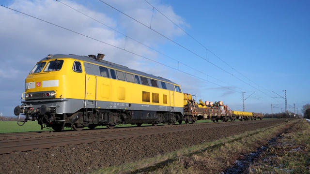在奥斯纳布吕克和汉诺威之间有工作火车的柴油车视频下载