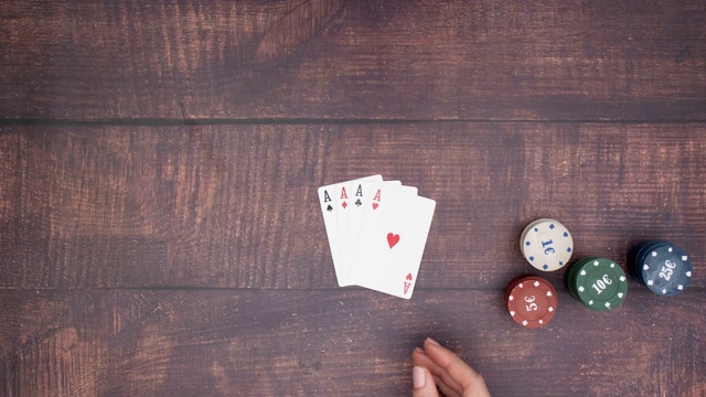 手放四个a和拿所有的扑克筹码的桌子-停止运动视频下载