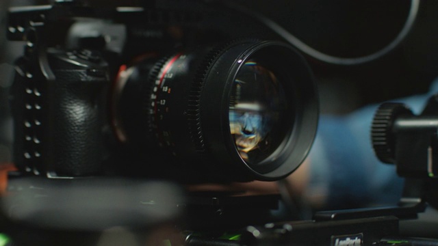 ECU SLO MO:女电影摄影师用超细纤维清洁布小心地擦拭镜头。视频下载