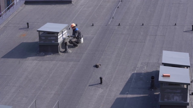 建筑工在建筑物的屋顶上工作视频下载