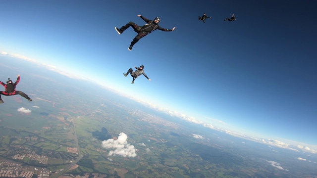 专业跳伞运动员在空中享受乐趣。视频下载