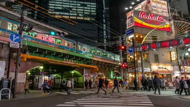 4K延时——放大日本东京新桥车站中心附近的人行横道斑马线视频素材