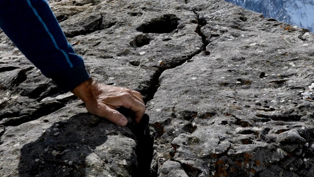 登山者在继续到暴露的岩架前放置保护视频下载