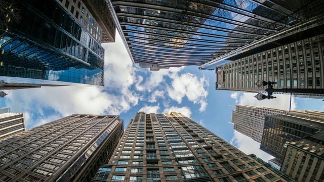 在鱼眼角，美国伊利诺伊州，芝加哥市中心摩天大楼的上升角度与高楼之间的云反射，商业和透视概念视频素材