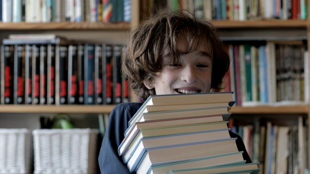 可爱的男孩在图书馆看书视频素材