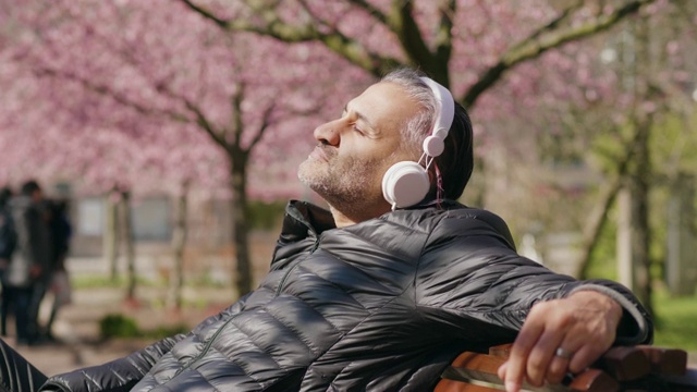 一个在公园里听音乐的成熟男人视频下载