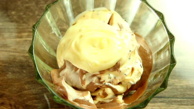 碗里的冰淇淋和酸奶视频素材