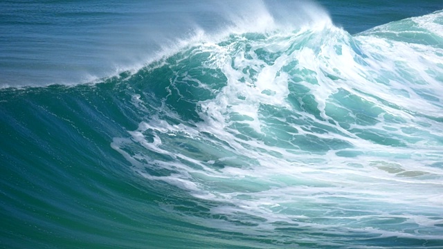 巨大的海浪滑过水面。暴风雨天气下的泛着泡沫的绿松石色波浪。慢动作镜头视频下载