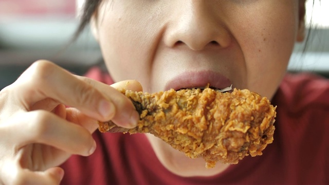 女人吃炸鸡，垃圾食品视频下载