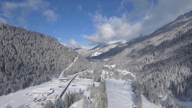 令人惊叹的无人机镜头，高山山谷，森林和山脉覆盖在新雪。视频素材