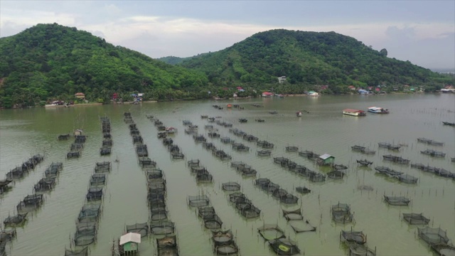 日落场景无人机拍摄的泰国松卡湖养鱼电影视频素材