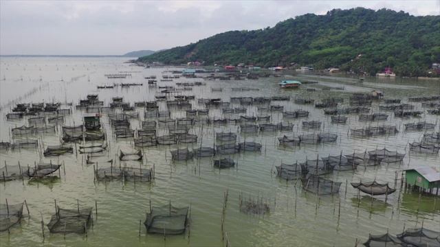 日落场景无人机拍摄的泰国松卡湖养鱼电影视频素材