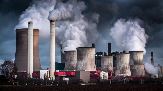 时间流逝:燃煤发电站造成的空气污染视频素材
