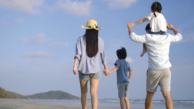 快乐的亚洲家庭享受和走在海滩上的暑假。缓慢的运动。家庭，假期和旅游的概念。视频素材