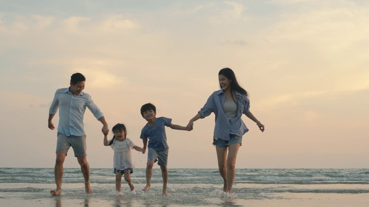 亚洲家庭带着快乐的情绪在暑假跑出海。缓慢的运动。家庭，假期和旅游的概念。视频素材