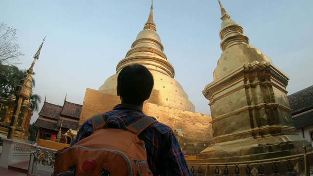 亚洲男子游客走在寺庙内与他的背包视频下载