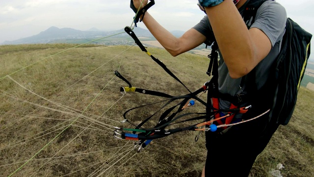 近距离专业滑翔伞飞行员准备起飞视频下载