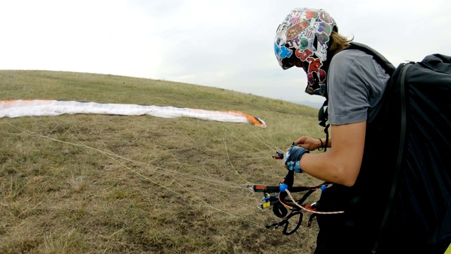 近距离专业滑翔伞飞行员准备起飞视频素材