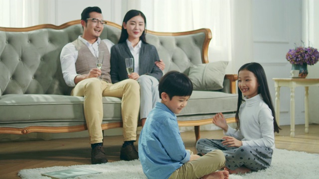 亚洲父母在家看孩子玩耍视频素材