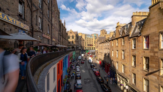 时光流逝:英国苏格兰爱丁堡老城皇家英里维多利亚街拥挤的游客行人视频下载