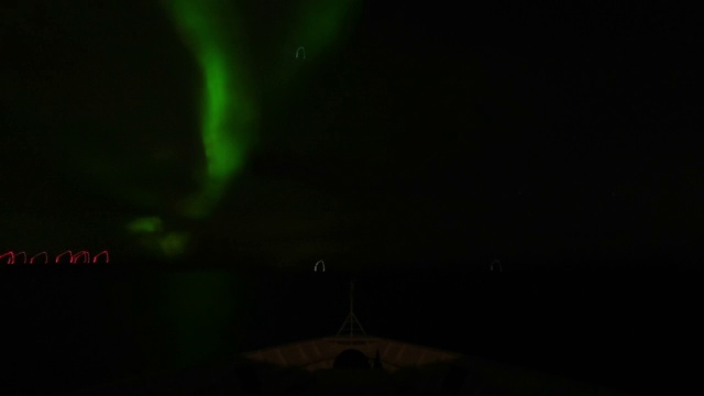 在接近贝尔莱瓦格时，北极光出现在天空中视频素材