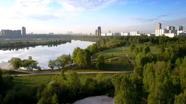 飞越莫斯科郊区公园，俄罗斯。视频素材